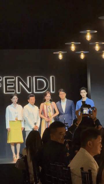 孟子义这是心情不好吗？全程营业黑脸，没有一点笑脸，和一直保持微笑的唐嫣形成了鲜明