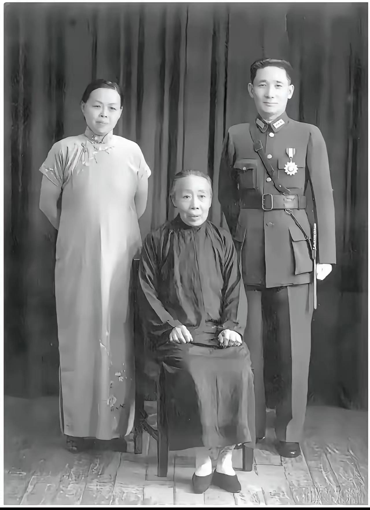 这张1936年的老照片，拍的就是张治中将军和原配洪希厚、岳母赵太夫人。俩人是年少