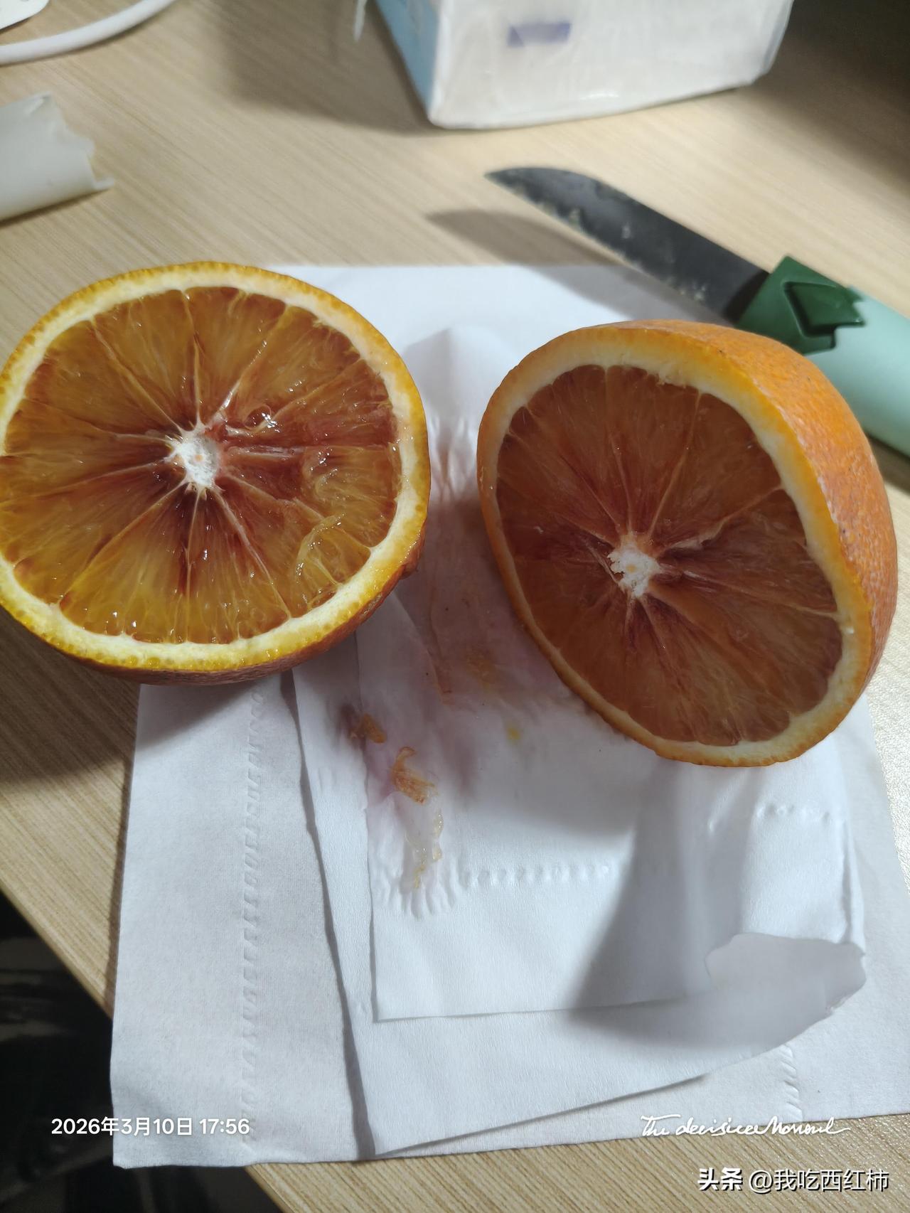 校门口老奶奶卖的血橙
返校那天，天气阴阴的，空中飘起了薄薄细雨，想早点赶到宿舍休