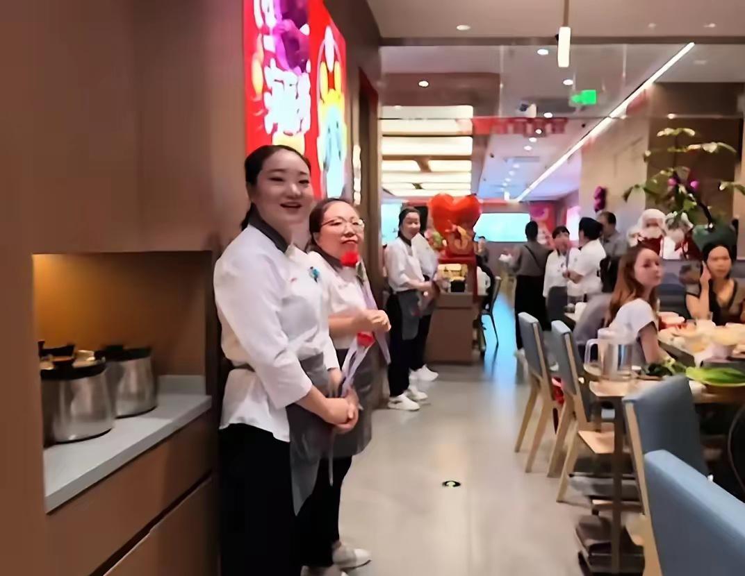 陕西一对新人在海底捞办婚礼，305人吃了24212元！人均80块，川剧变脸、捞面