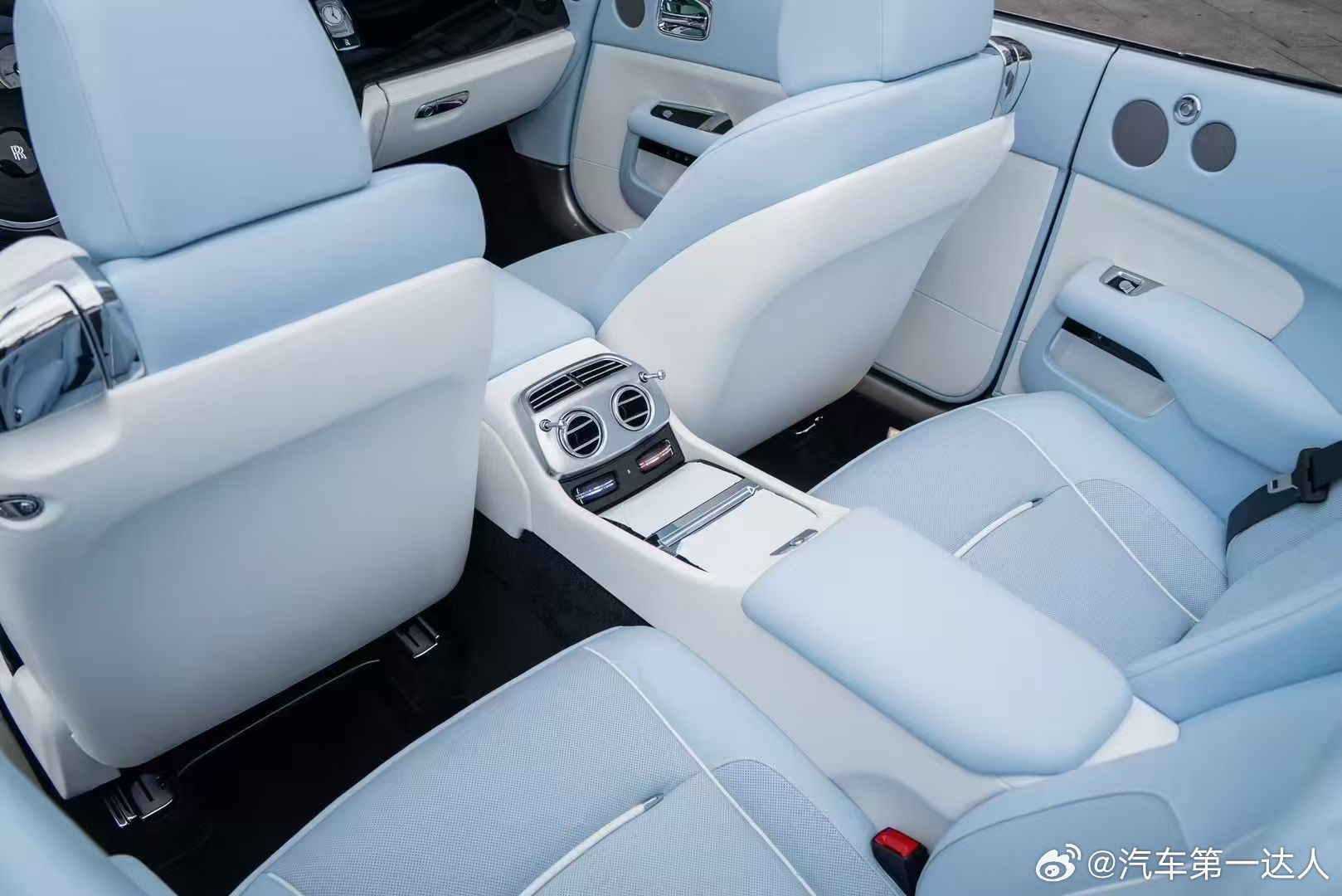 真正的高贵，不是喧嚣的炫耀，而是内心的笃定与从容。就像这台23年上牌的劳斯莱斯曜