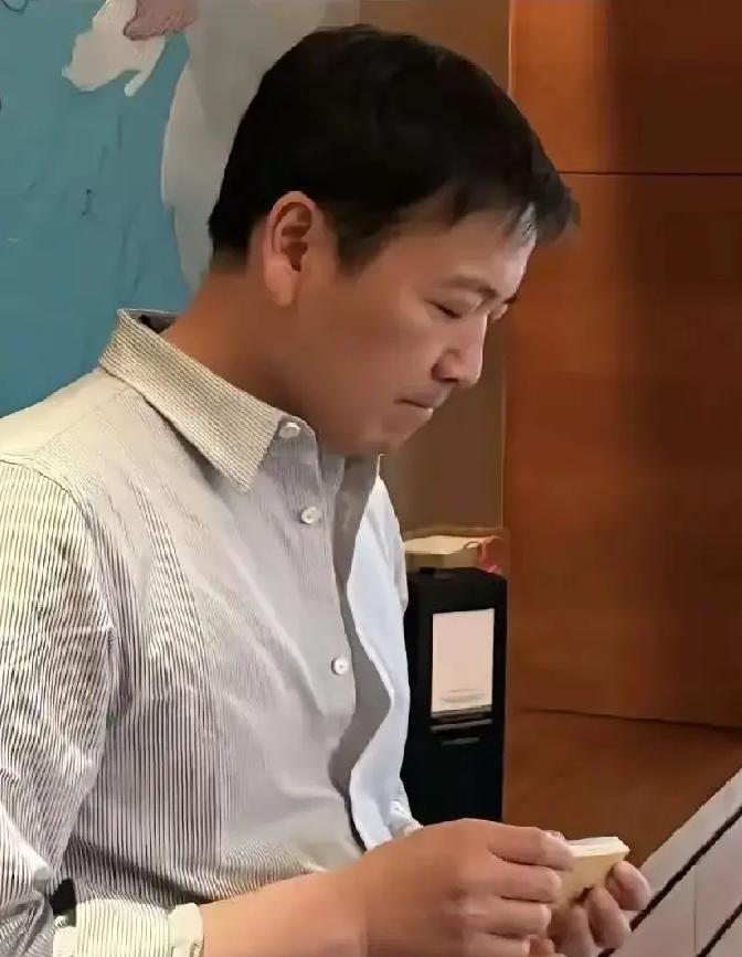 别信网红哭穷。
他们哭完这一场，收的打赏够你挣十年。
赖文峰在直播间搓着手说钱没