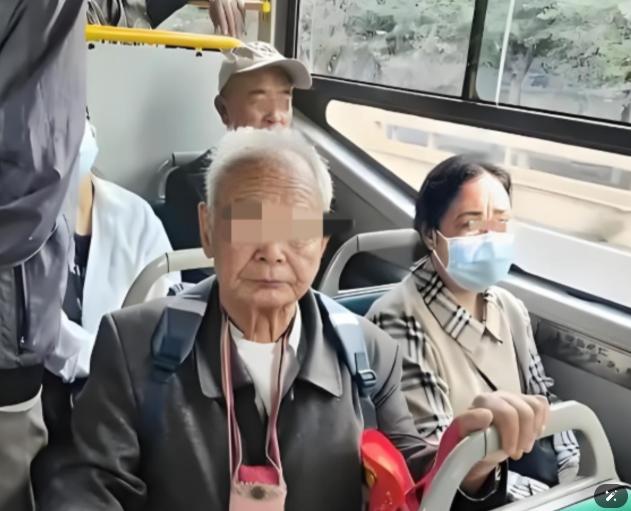 "不是谁死谁有理！"上海，一70多岁大爷刷老年卡上车，找了个座儿。谁成想，屁股刚
