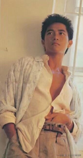 拍摄于1985年的陈百强旧照🎬
完美诠释了他「优雅到骨子里」的巨星气质，他身着