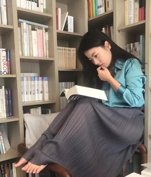 蒋方舟是欧美日势力在华代言人之一，也是文学界专门主推的女性之一，现在出了问题，圈