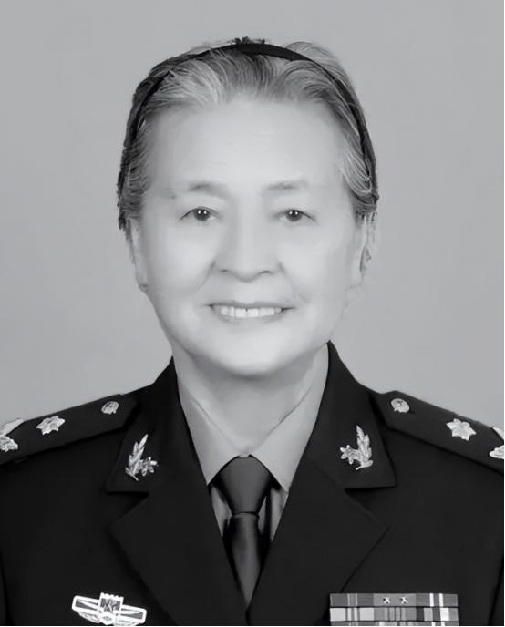 2008年的汶川地震，成都军区某位军长，猛的从凳子上站了起来，厉声训斥一名手下：