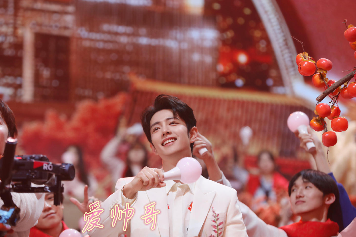 2026年北京台春晚，肖战身着白色刺绣西装亮相，粉丝再次沉沦在其明媚笑容中，纷纷