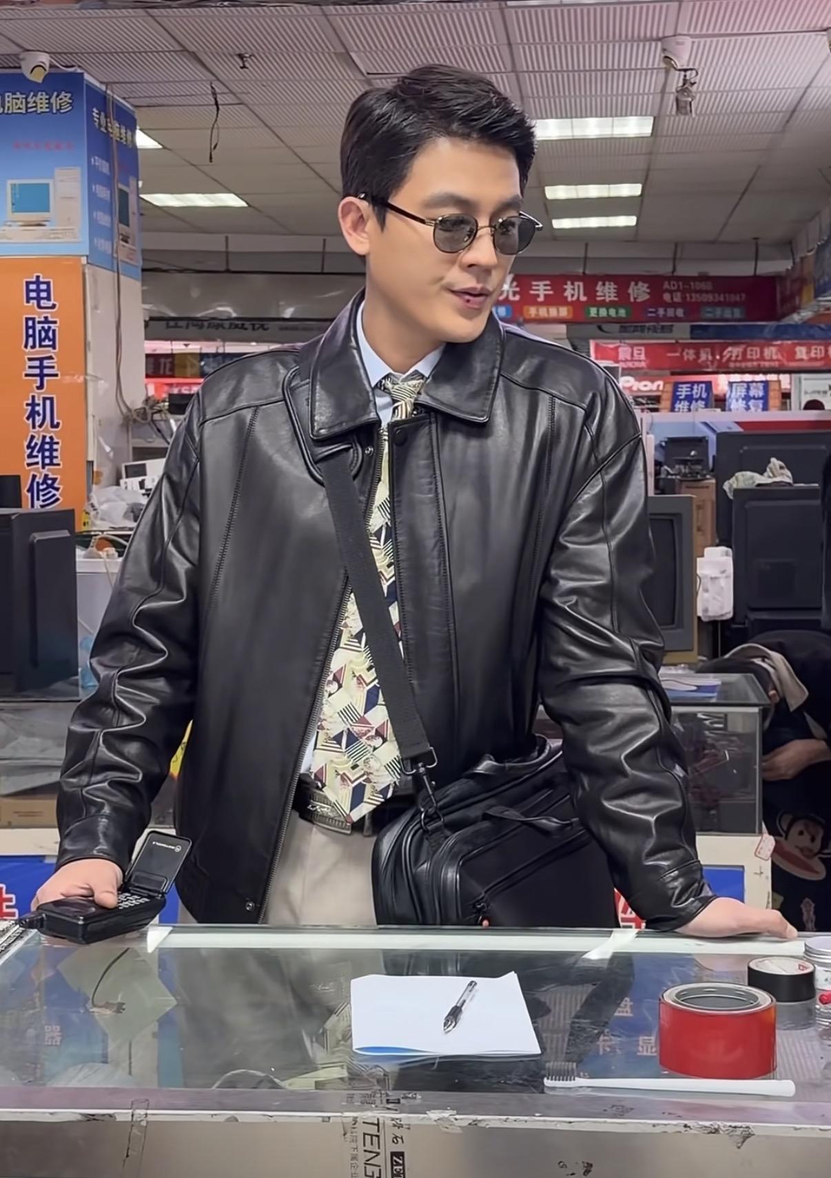 欧豪演技好绝啊！这个造型好像吊儿郎当的村里娃在外打工挣了钱潇洒的样子！据说为了这