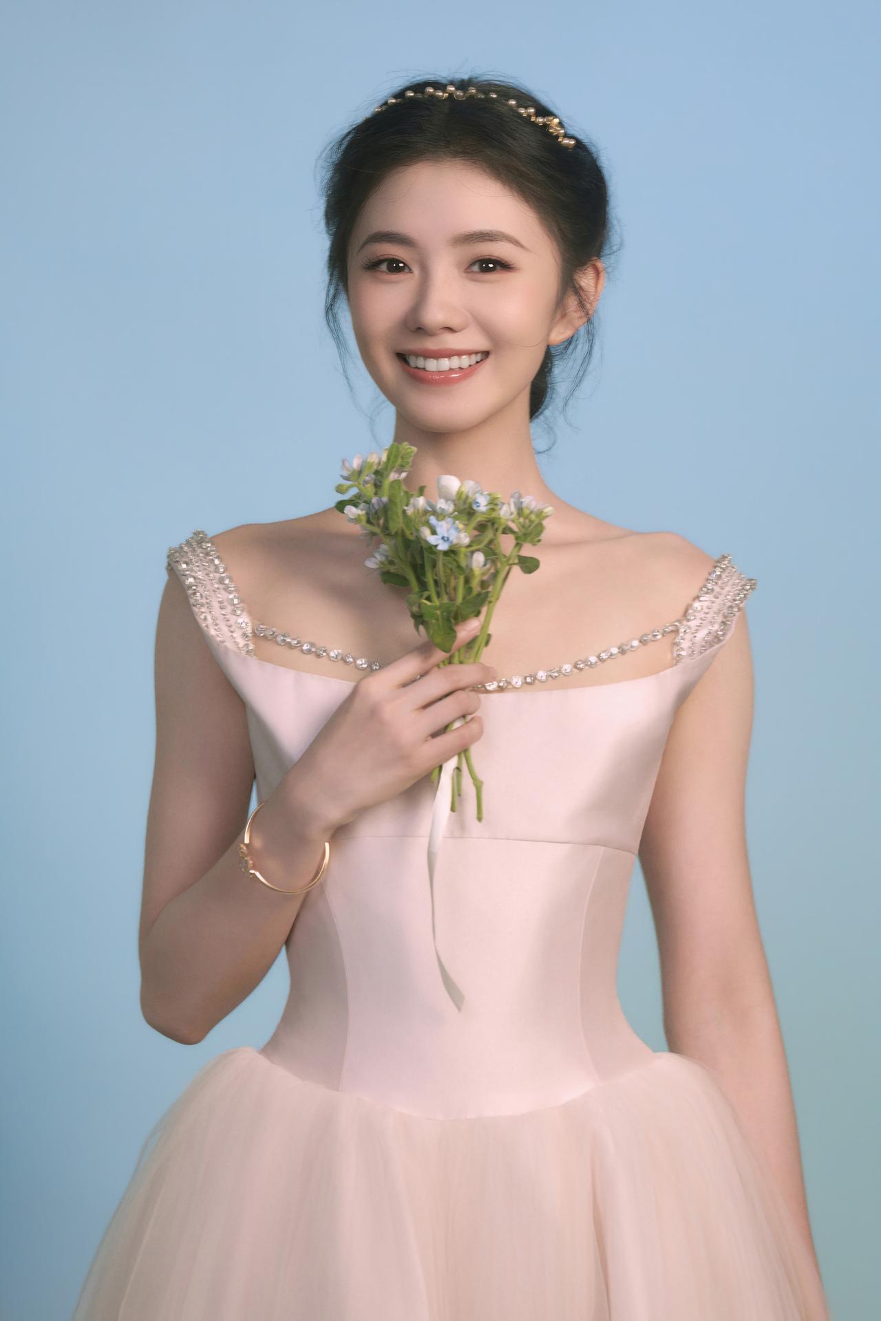 刘浩存这看着真的好干净啊，甜美系天使来的刘浩存明星穿搭 演出服刘浩存