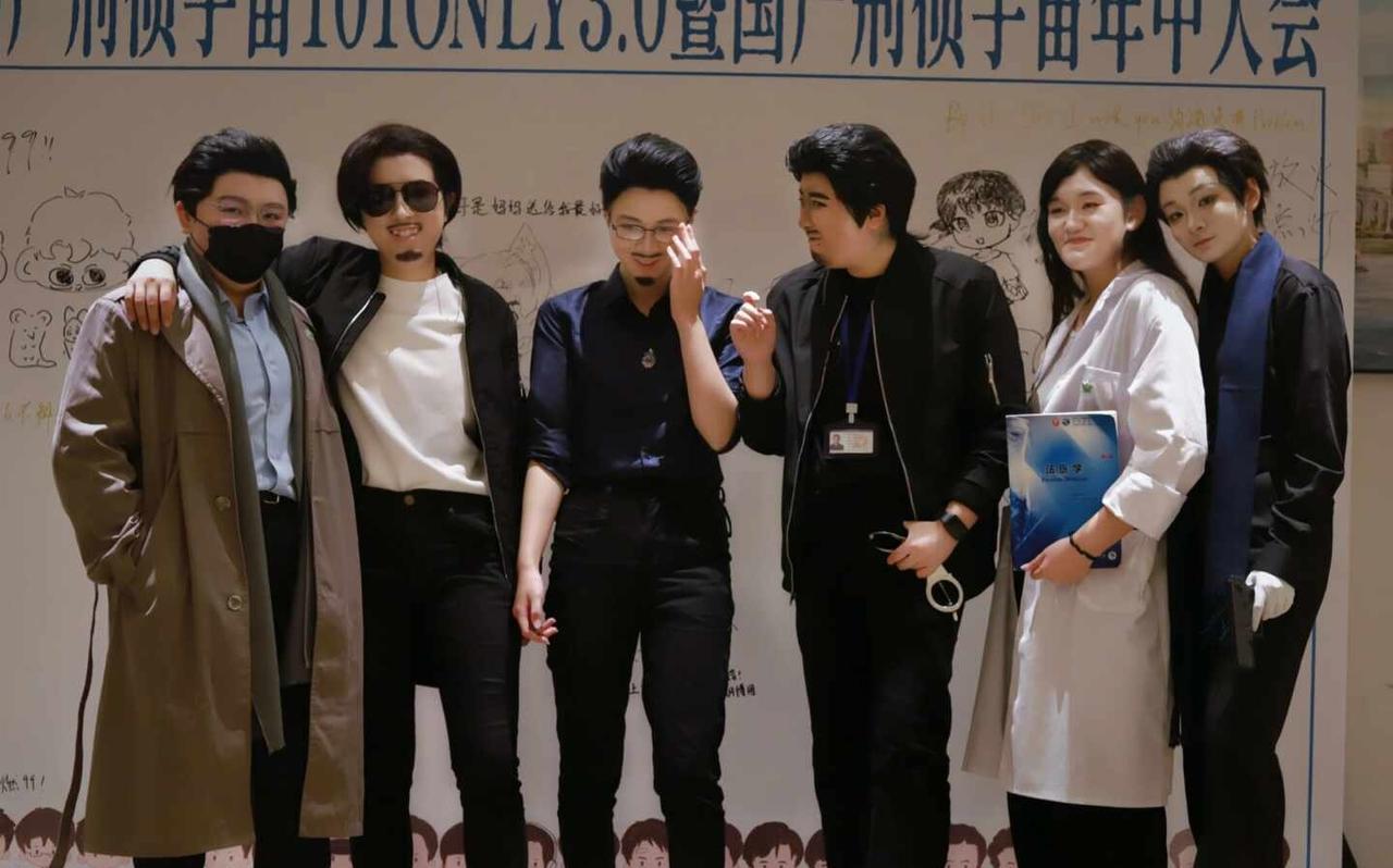 一张完美的杀青梗。
在笑什么啊……等会儿下班了去吃猪脚饭吗?
@小白 @八九（求