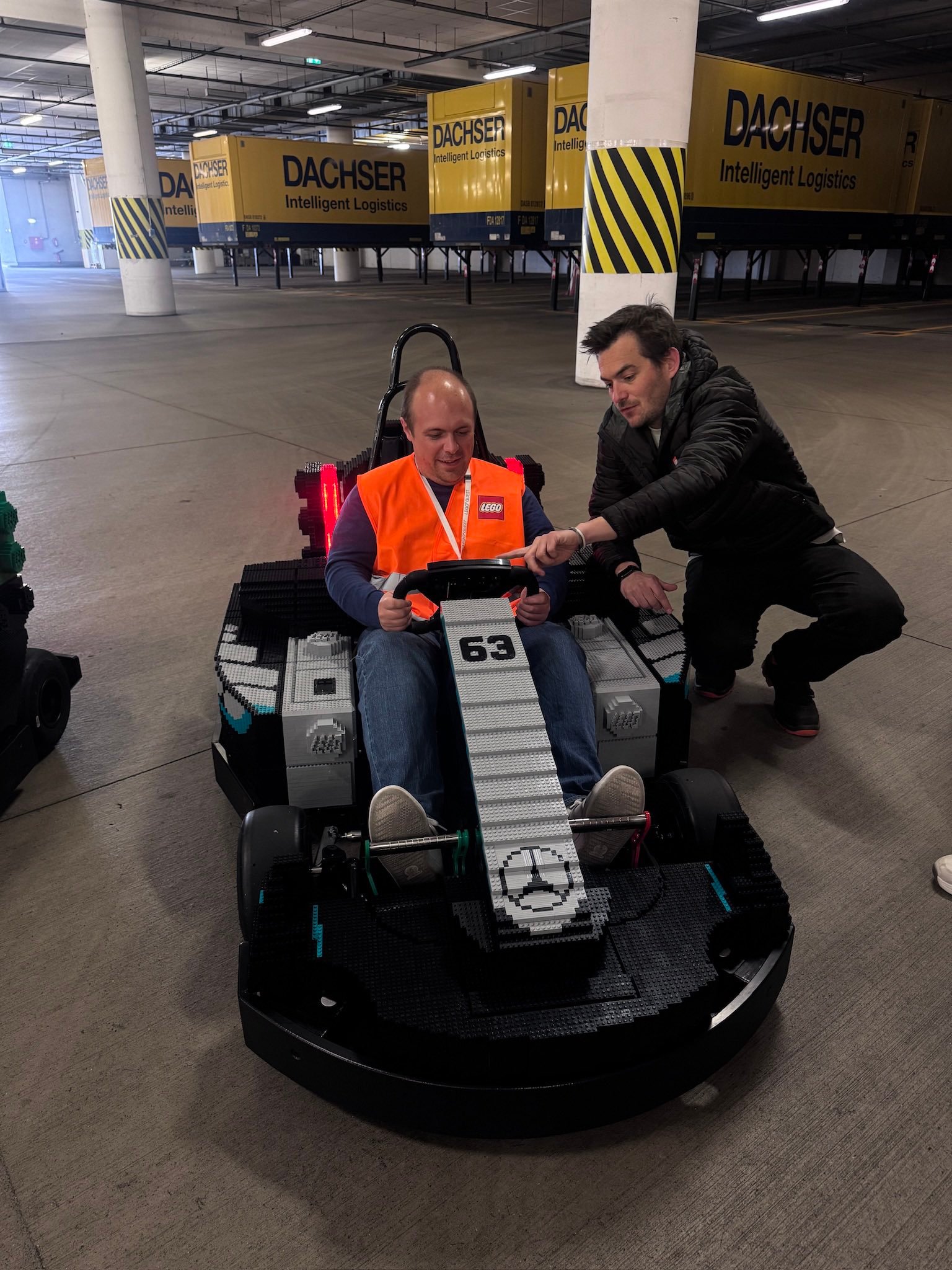 F12026F1英国大奖赛 这周F1赛前巡游，车手们将驾驶每辆由2万8千块乐高积
