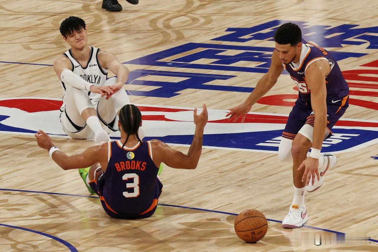 连遭针对！篮网对阵太阳的NBA季前赛末节还有3分钟时，两队打得难解难分，胜负仍有