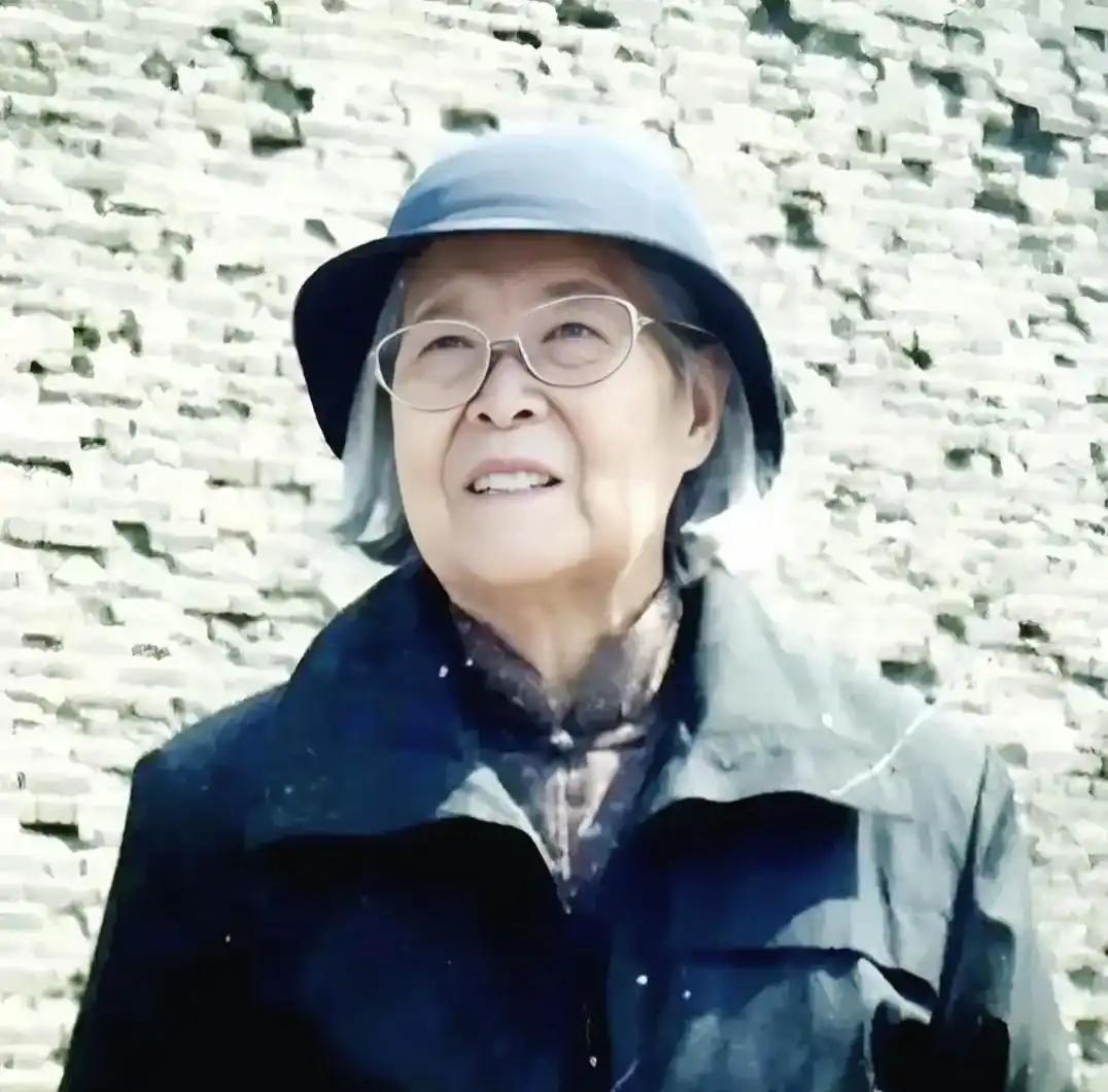 晚年的傅冬菊，作为傅作义的女儿，北平和平解放的功臣，成功解放北平后，本该平步青云