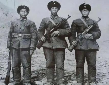 什么叫敌人非但不投降，还胆敢向我还击！解放军三人小组，追着印军一个炮兵营打，八人