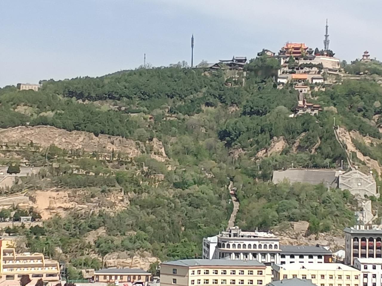 宝塔山，延安的地标。
    上学时学过贺敬之经典诗作《回延安》 。那句广为流传