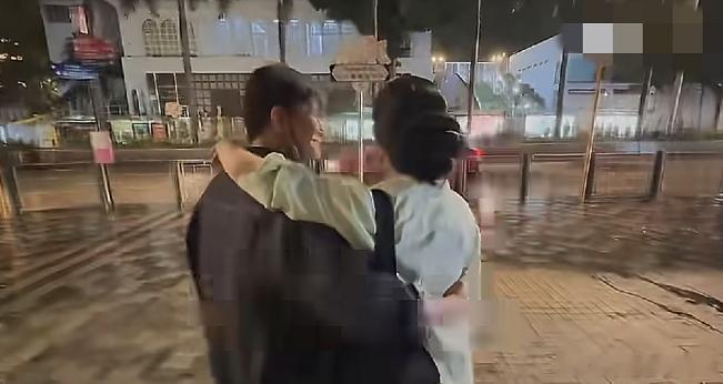 徐冬冬尹子维好浪漫。 徐冬冬晒出跟尹子维夜游香港的视频，两人在暴雨的街头相拥跳舞