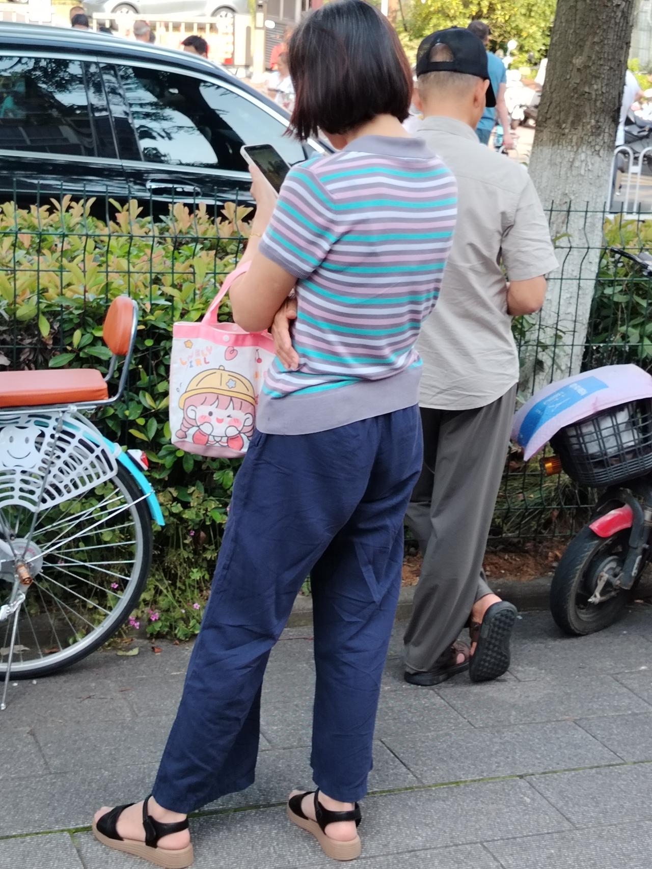 如今，老少都爱玩手机！
2026年6月17日拍摄于武汉光谷明玉路