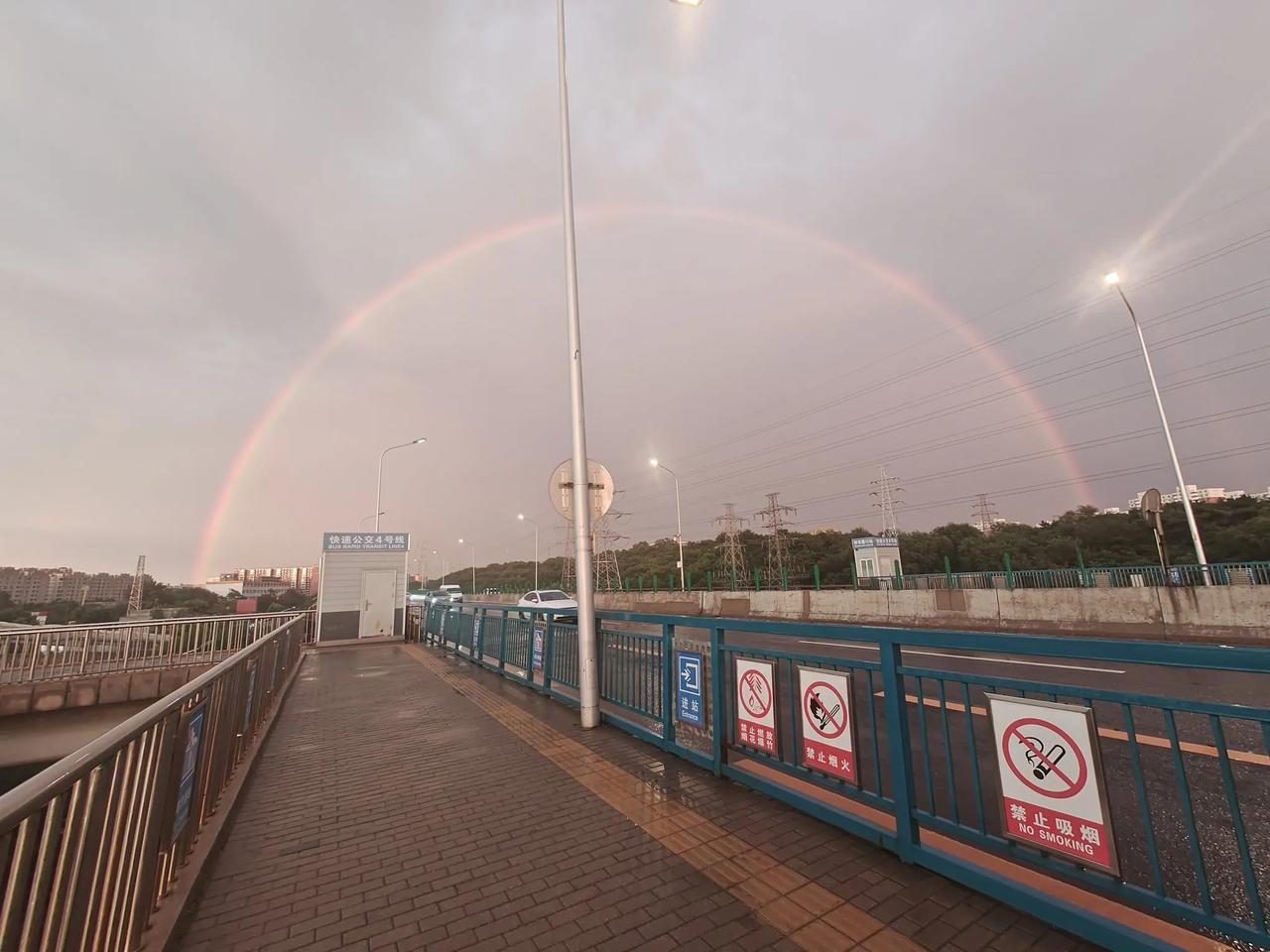 北京出伏日大雨，雨后惊现巨大彩虹。