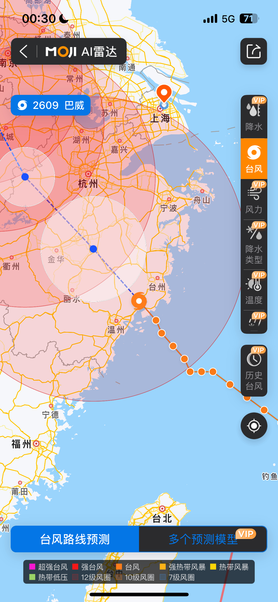 上海台风明明没在7级风圈，但风雨猛击玻璃窗让我有一种末日的错觉