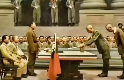不要被油画骗了！那张日本人鞠躬的彩色油画，是二次艺术加工，而真正的投降场景，早被