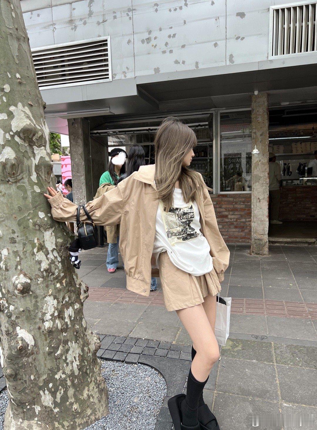 🎧都市工装风女孩 酷飒感十足卡其色非常经典的工装风 ～这次还做了搭配的百褶裙 