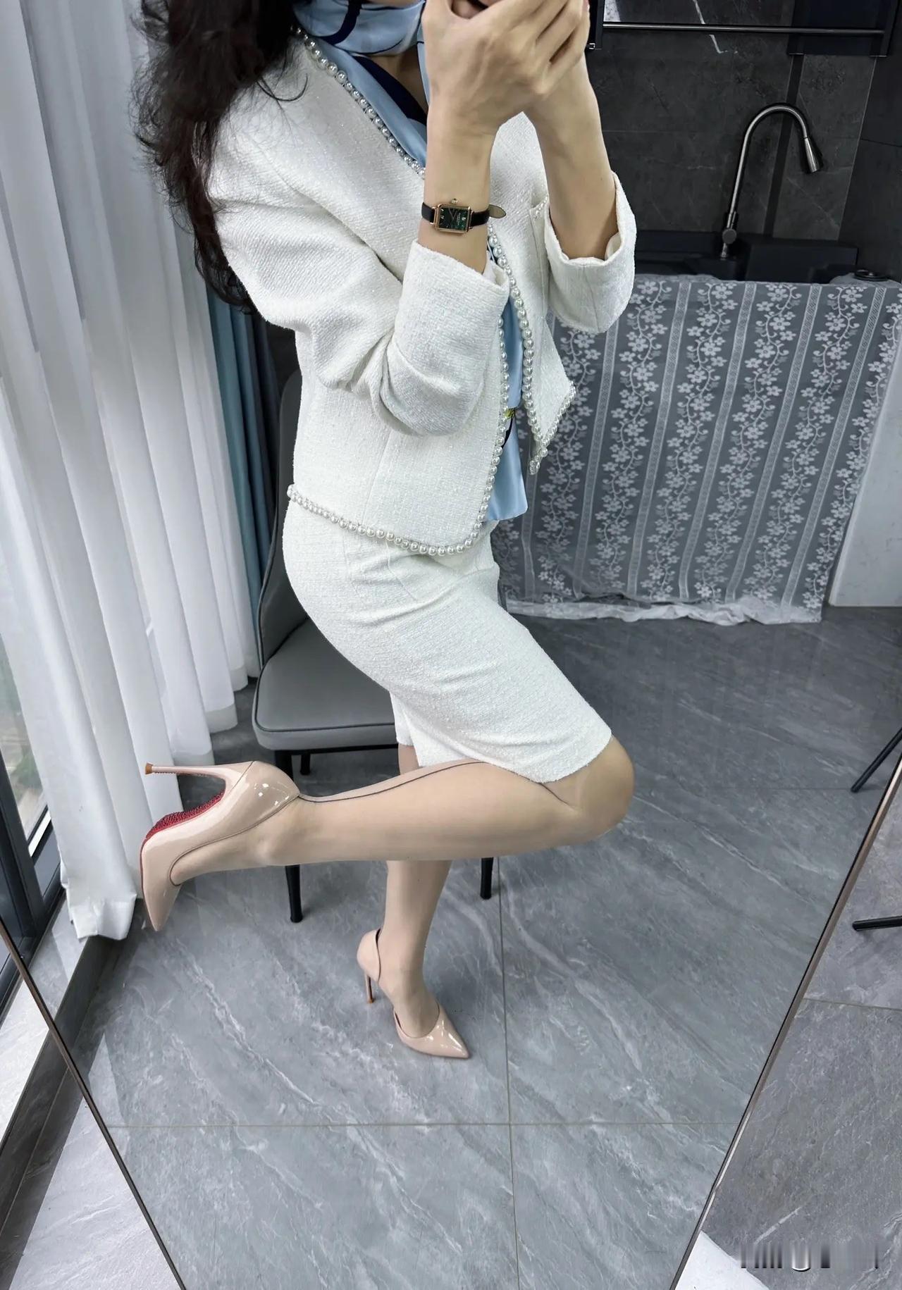 优雅穿搭指南：白色西装外套+高跟鞋，尽显时尚魅力！