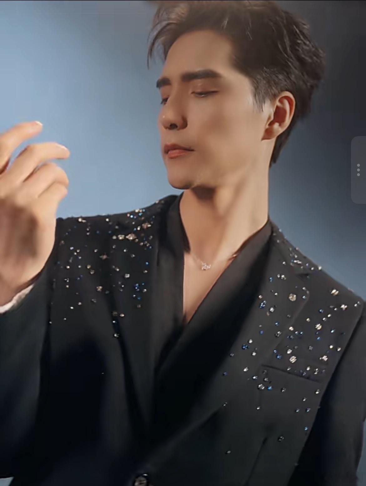 他的音乐从未止步，总能在静谧中复苏，让每一个音符都成为瞬间的永恒，流淌出独特的生