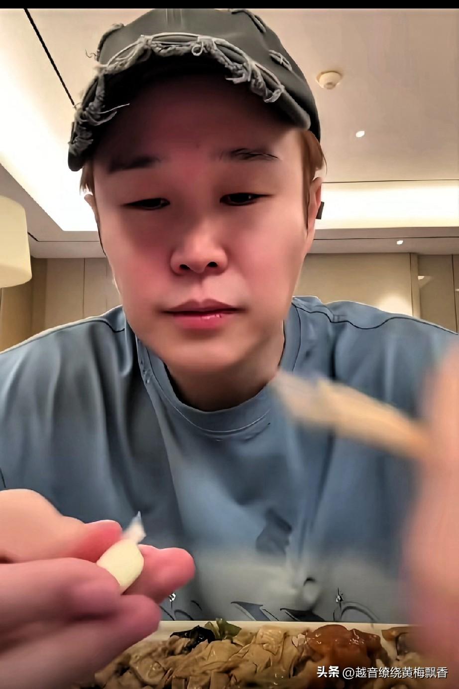 小沈阳开完演唱会后，开起直播聊天。这些明星都喜欢边吃边聊，小沈阳的小品我不喜欢看