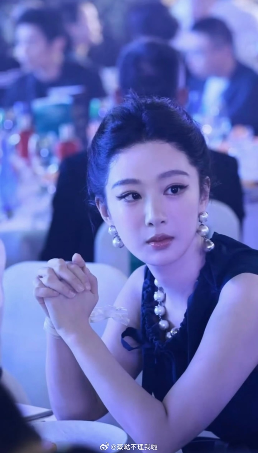 杨紫大花青衣气质我勒个豆 好喜欢