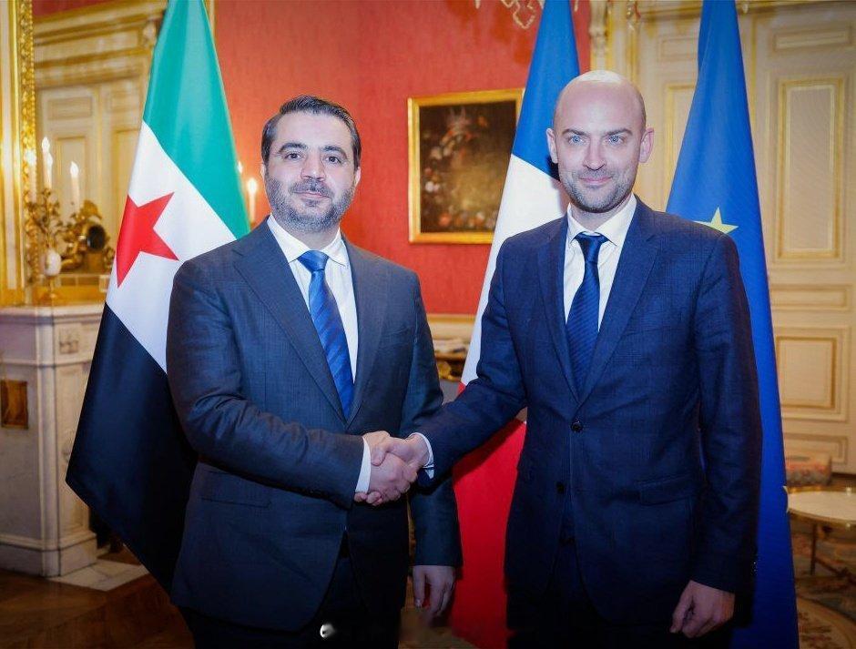 今天的巴黎很热闹，发生一系列高规格外交活动：以色列、叙利亚与美国举行三方会晤，推