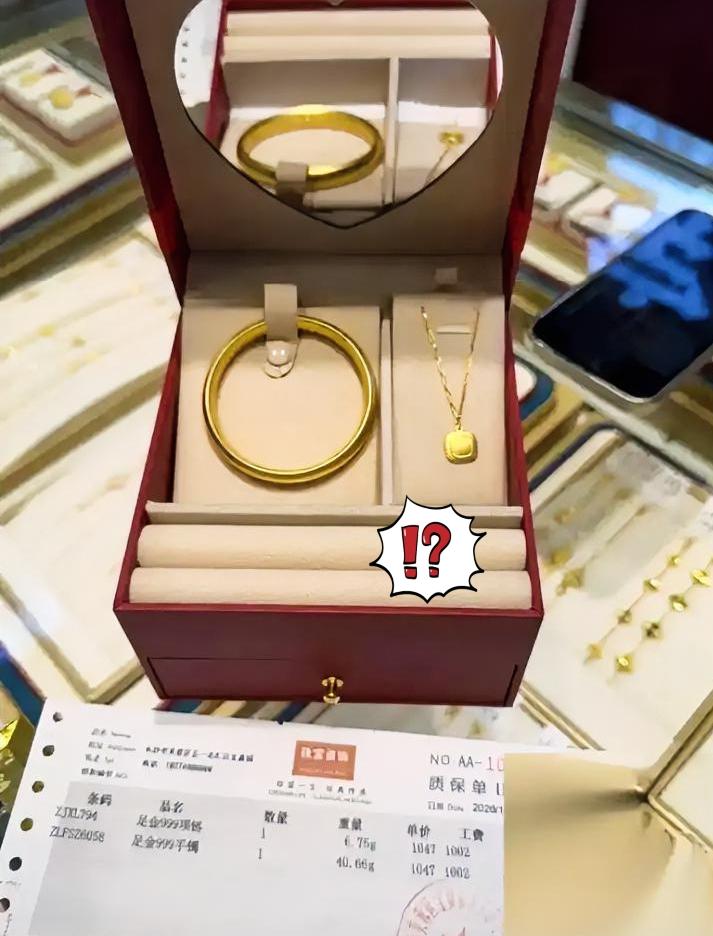 金价接连大跌！
金店冷清无人进店，我1080均价被套何时能回本？
 
 
逛街撞