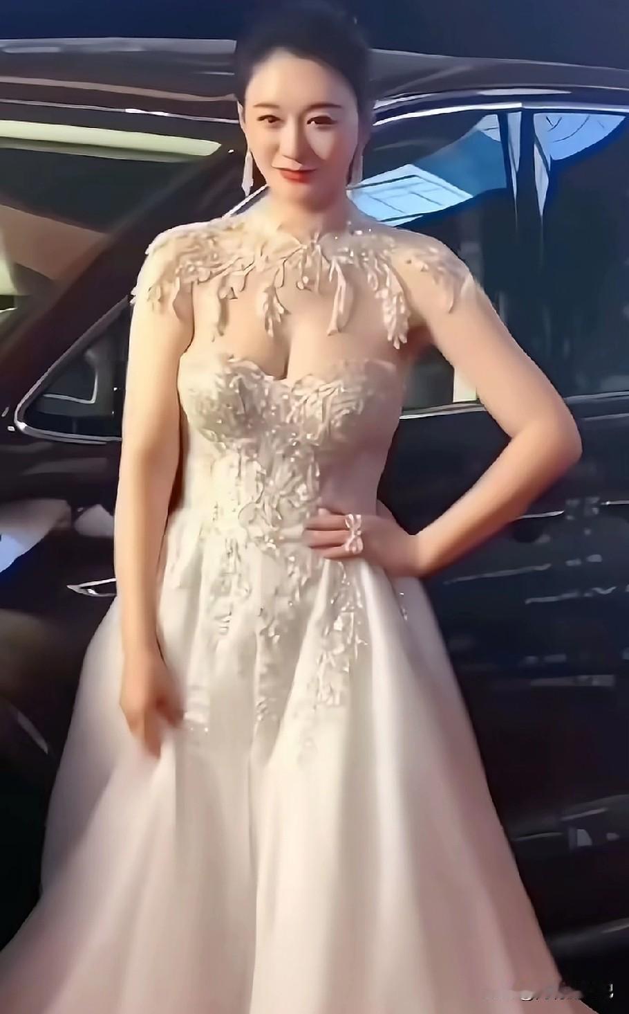 李小冉和柳岩比谁更好看呢，两个人都是以皮肤白身材好而出名，你们觉得谁更胜一筹。