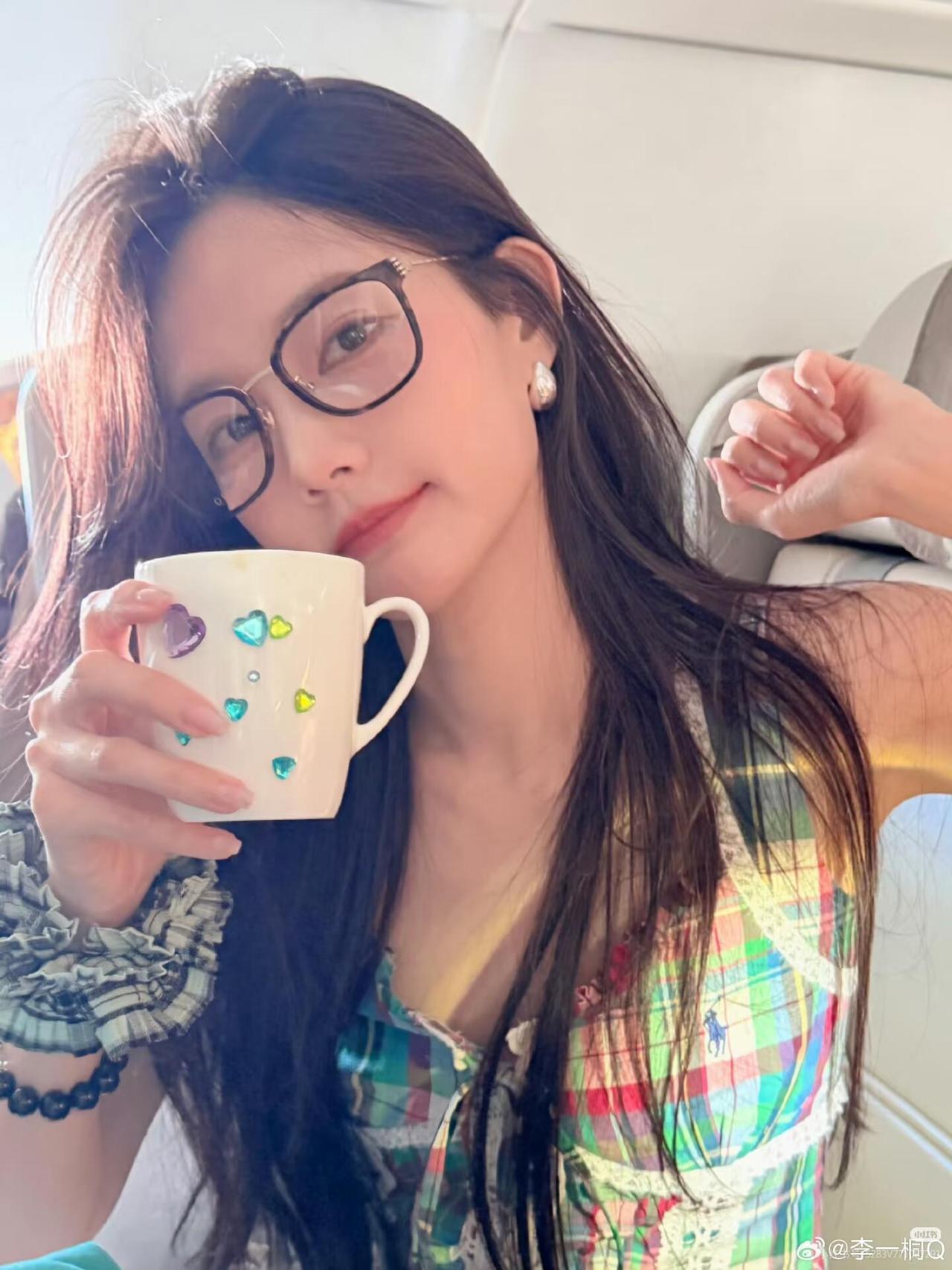 李一桐的颜值怎么样?李一桐属于零硬伤、越看越耐看的均衡型美女。
一张流畅柔和的鹅