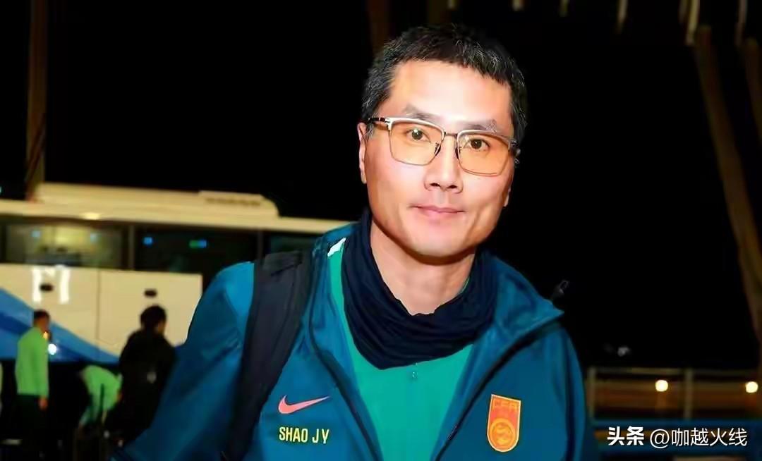 邵佳一率领的国家成年国足要进行国际热身赛，26名国脚集结，“老队长”武磊再入列，
