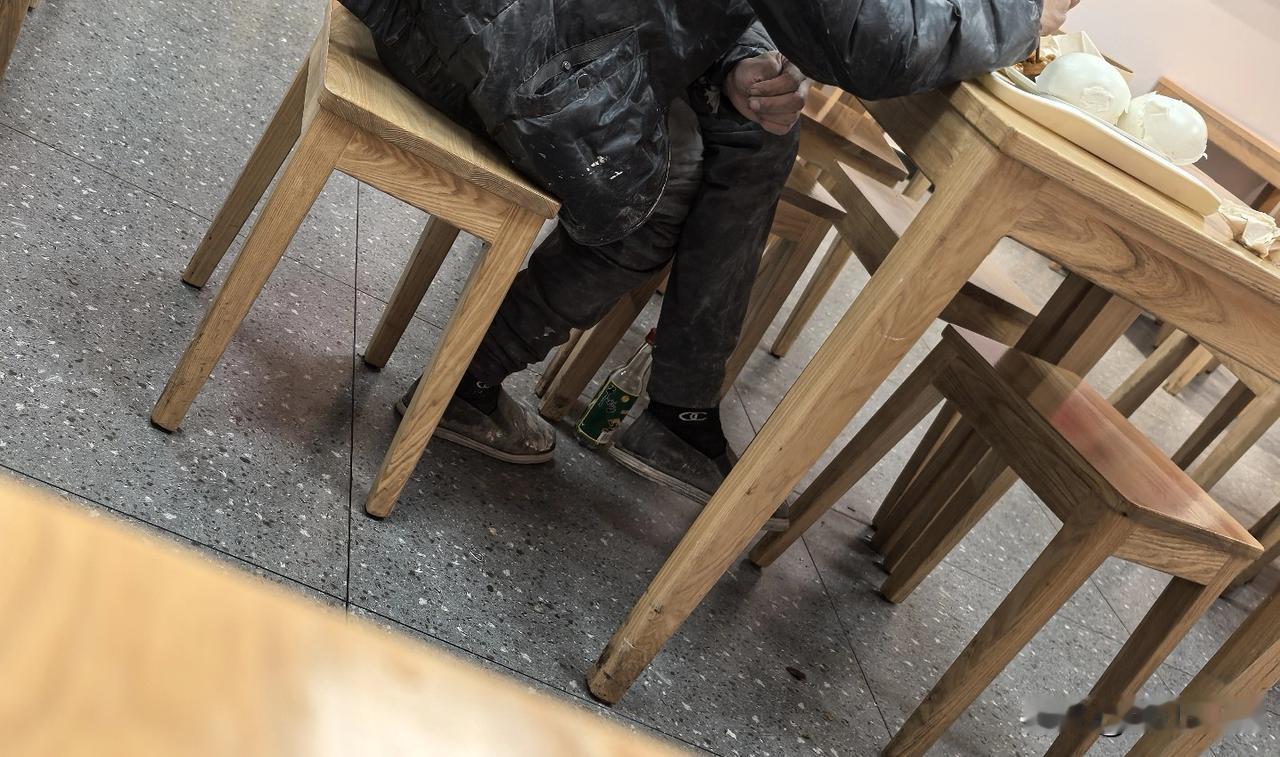 我偷拍了。夜晚的快餐小馆里，眼前这位大爷，约莫70来岁，个子不高，满面尘灰烟火色