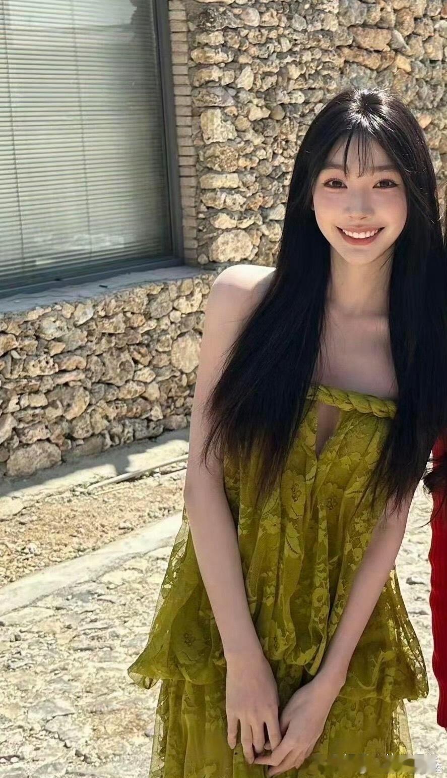 易梦玲在云南被偶遇，齐刘海造型好像仙女，在合照里好出众。 