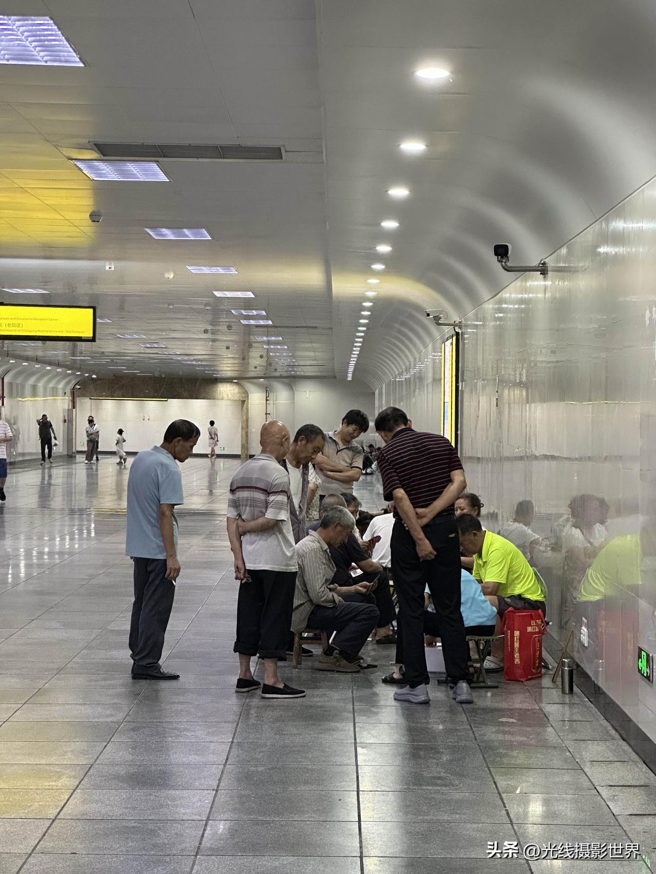 7月6日下午，重庆主城区，局部已经38度高温，所以，重庆很多地铁站，已经有很多重