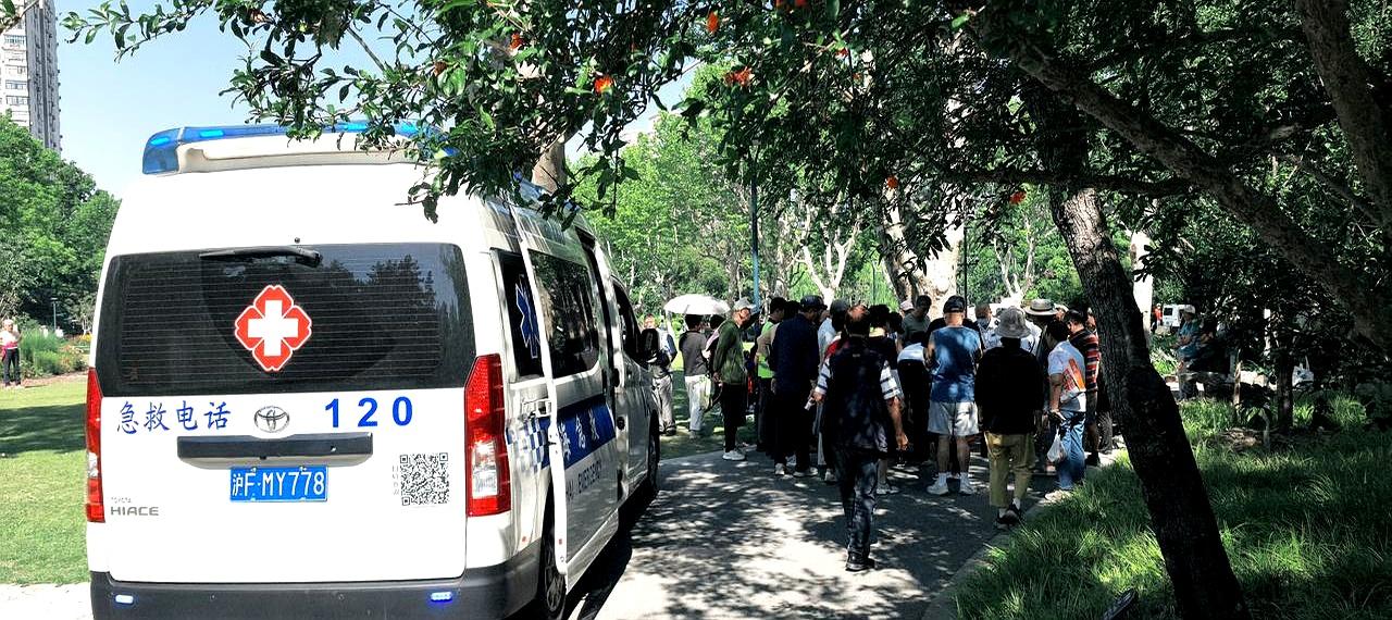 81岁老人公园里突然晕倒，这一幕谁碰上不慌啊？
6月10号早上8点40分左右，杨
