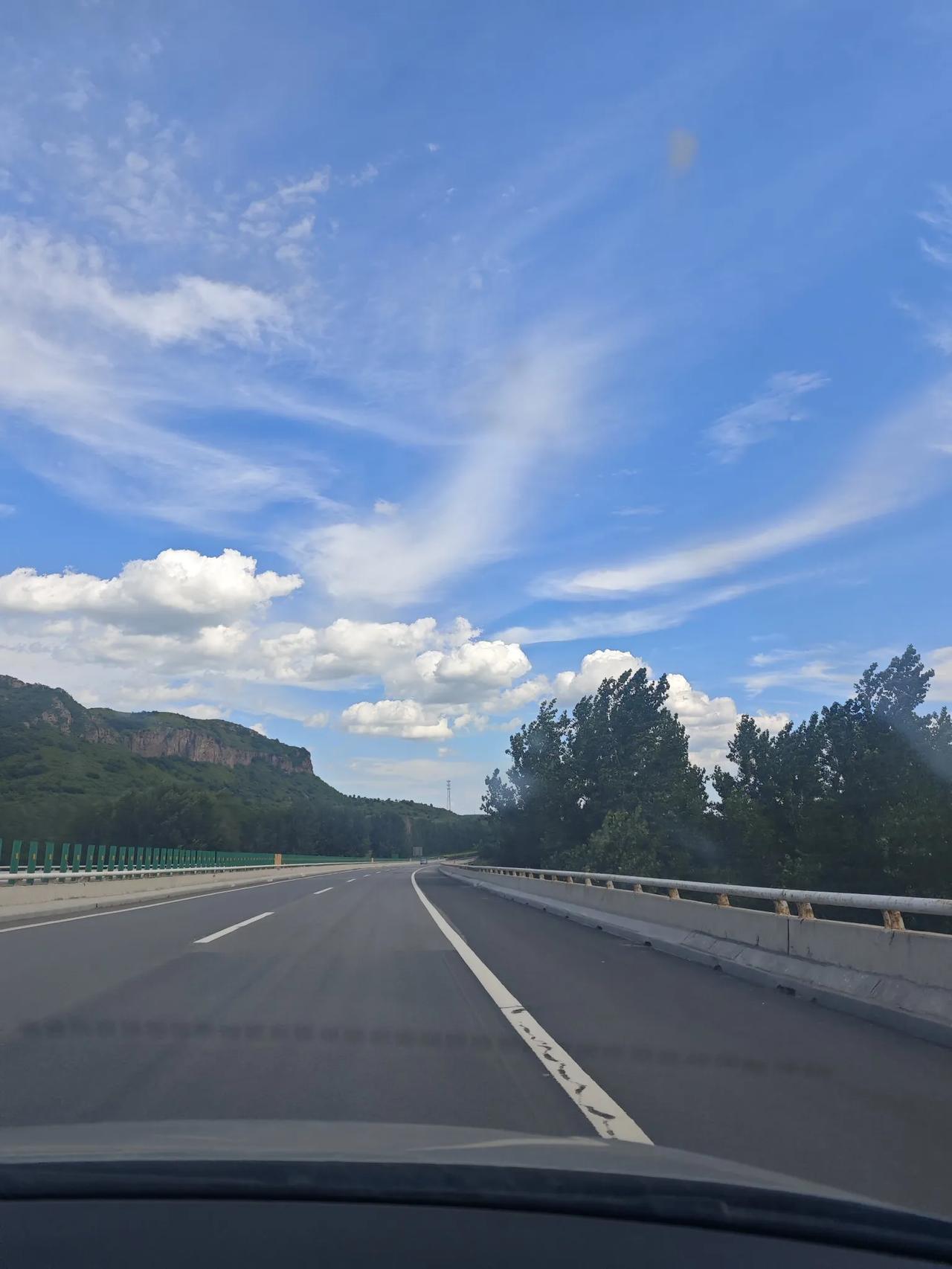 高速路上处处皆风景，碧空万里，落日余晖，孩子的作品无需高超的拍照技术，随手一拍就