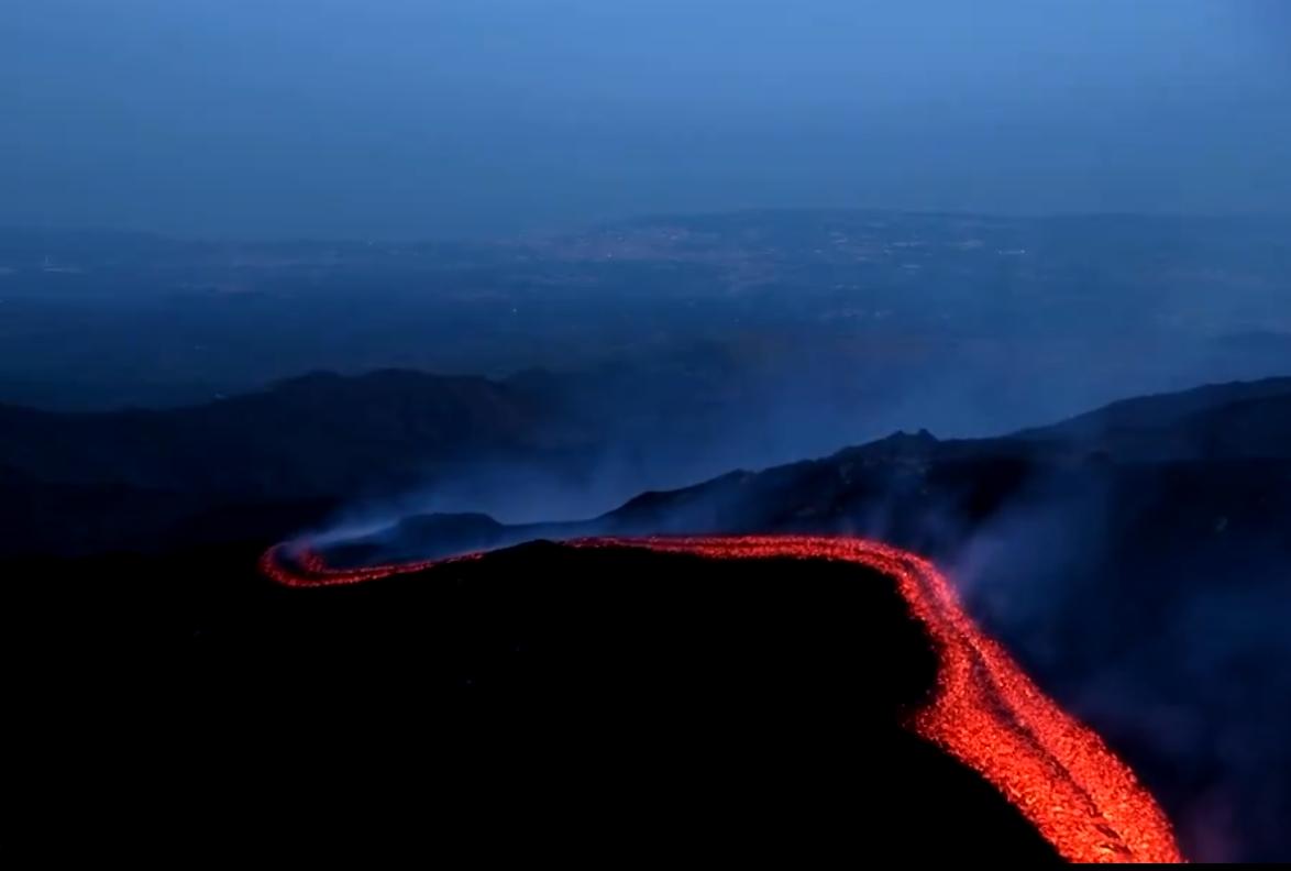 【🌋 埃特纳火山再次点亮西西里夜空】欧洲最大的活火山再次爆发，向西西里岛埃特纳