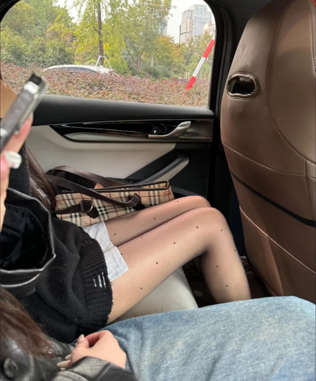 拼车看到的，vocal! vocal！！！！
我被那位女士腿上搭配的波点黑丝深深