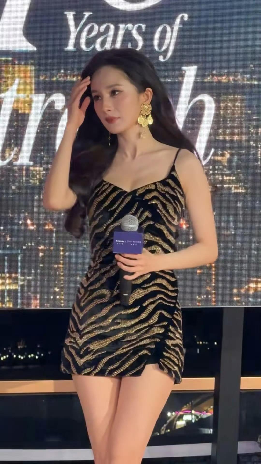 杨幂今天的造型杀疯了！烟熏妆豹纹裙完全热辣似火，扑面而来的妈咪香味！ ​​​