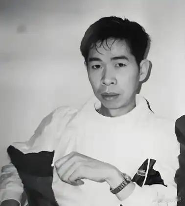 所有人都知道谁干掉了蔡子明，可就是没人敢提名字。
 
蔡子明也是在跟他谈完一件事