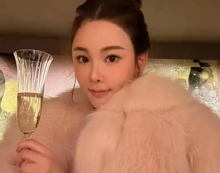 蔡天凤的遗容修复完成，现在曝光了！她的面色红润，头发逼真。方媛为她吊唁了4个小时