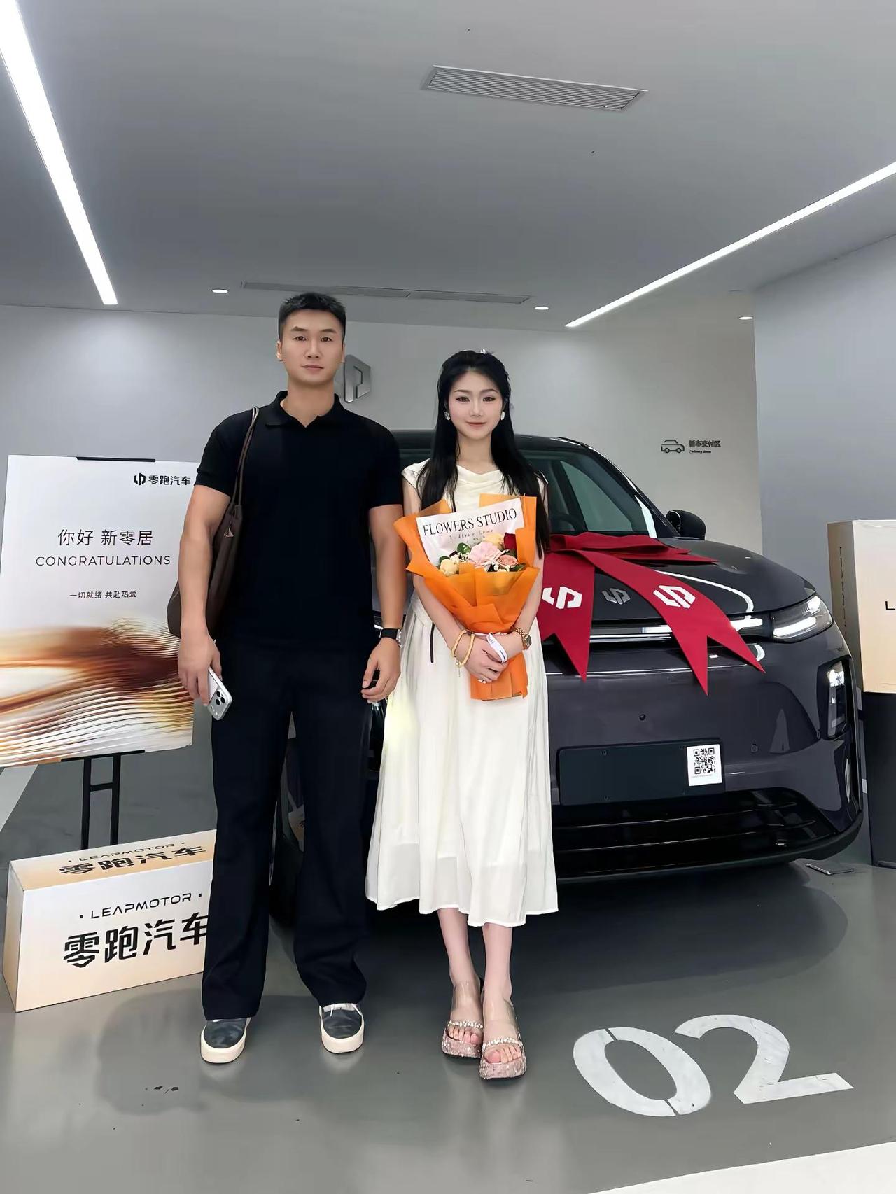 今天是好日子，恭喜侄女提得爱车，我们家族又多一位先生了。