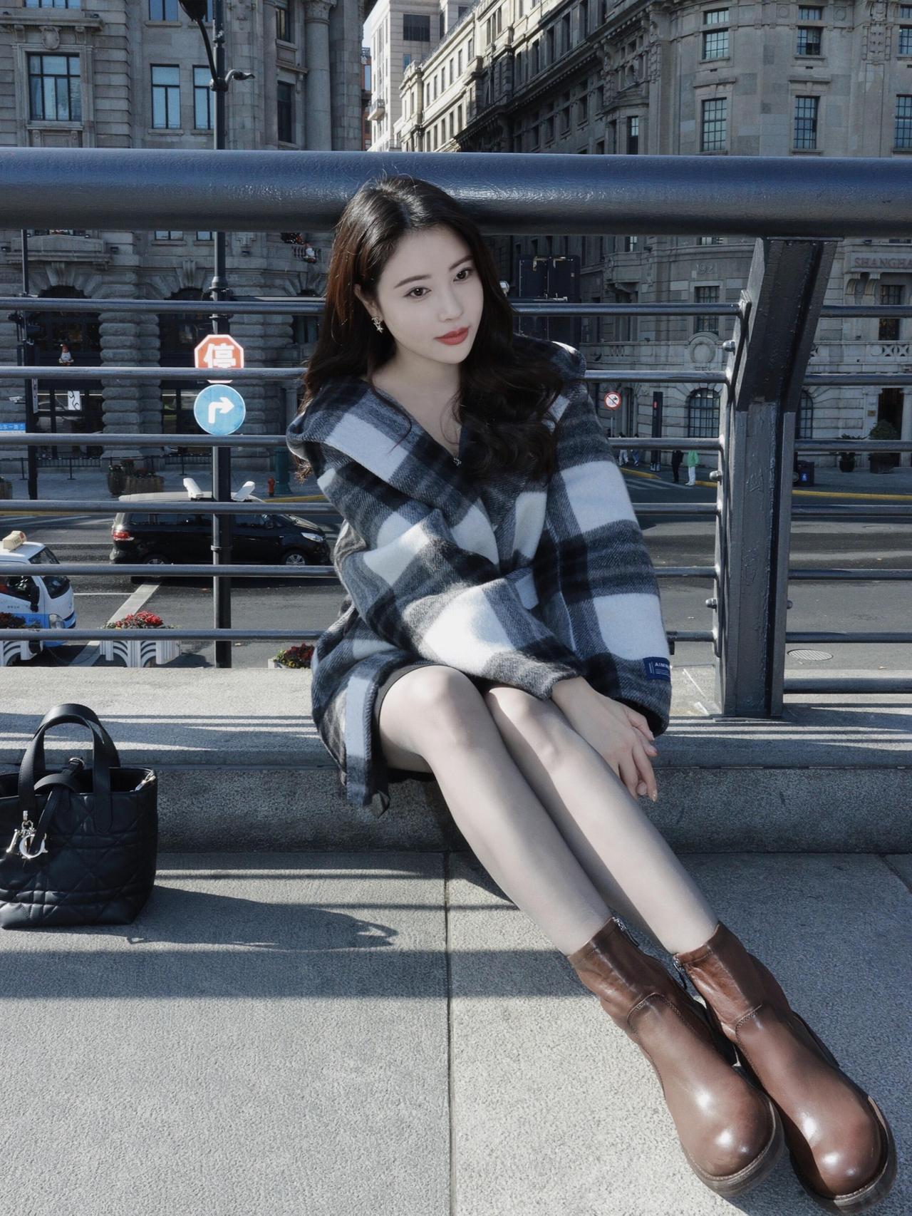 沁园春·沪上秋街闲步
 
沪上秋深，风软云轻，石径染黄。着卡其风衣裁韵，腰束暗扣