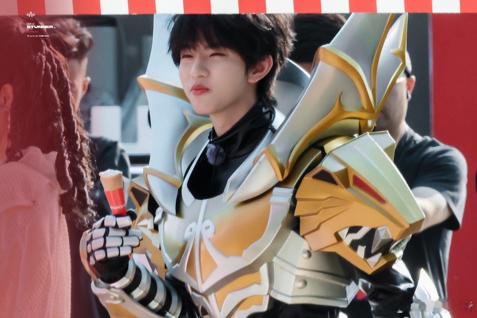 穆祉丞被吓一跳好可爱 小猫专心吃冰淇淋中，突然被尖叫声吓到，毫无防备的小反应，软