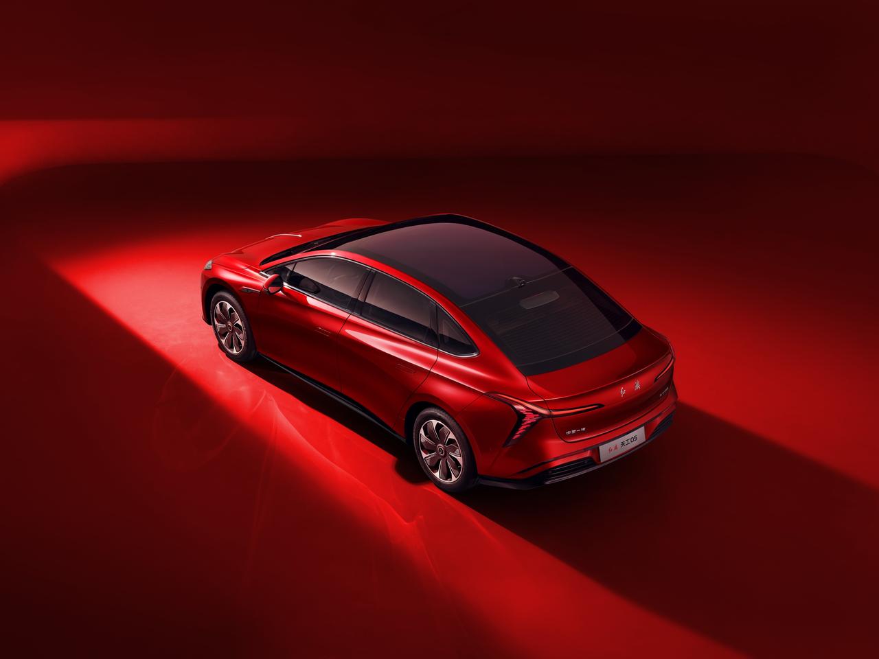 人生就像一场充满未知的旅途，行囊里装着梦想与期待，而出行座驾的空间，就是装载这一