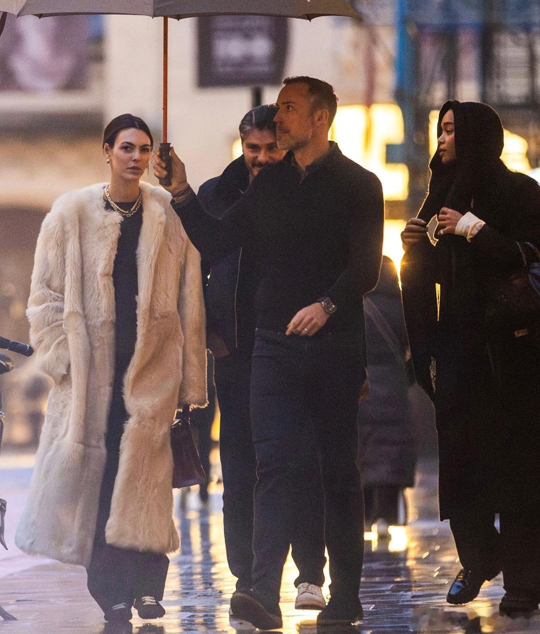 VC随小李子及其父母参观画廊莱昂纳多·迪卡普里奥 今日，“VC”Vittoria