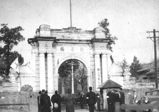 新中国成立后，清华大学最大的战略失误有两个：一是1952年没有扛住压力，把全部理